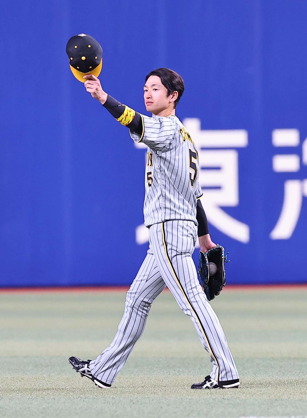中日対阪神　8回表阪神2死二、三塁、適時打を放った近本はファンのコールに応える（撮影・上田博志）