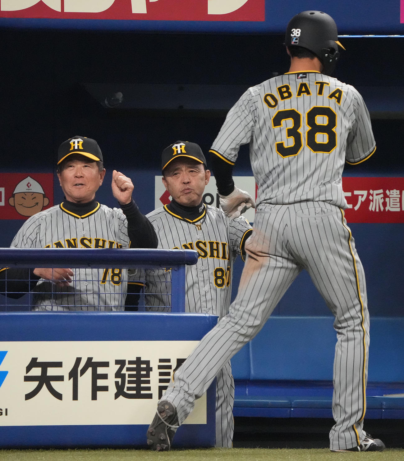 中日対阪神　8回表阪神2死二、三塁、近本の2点適時打で生還した小幡を迎える岡田監督（中央）（撮影・森本幸一）