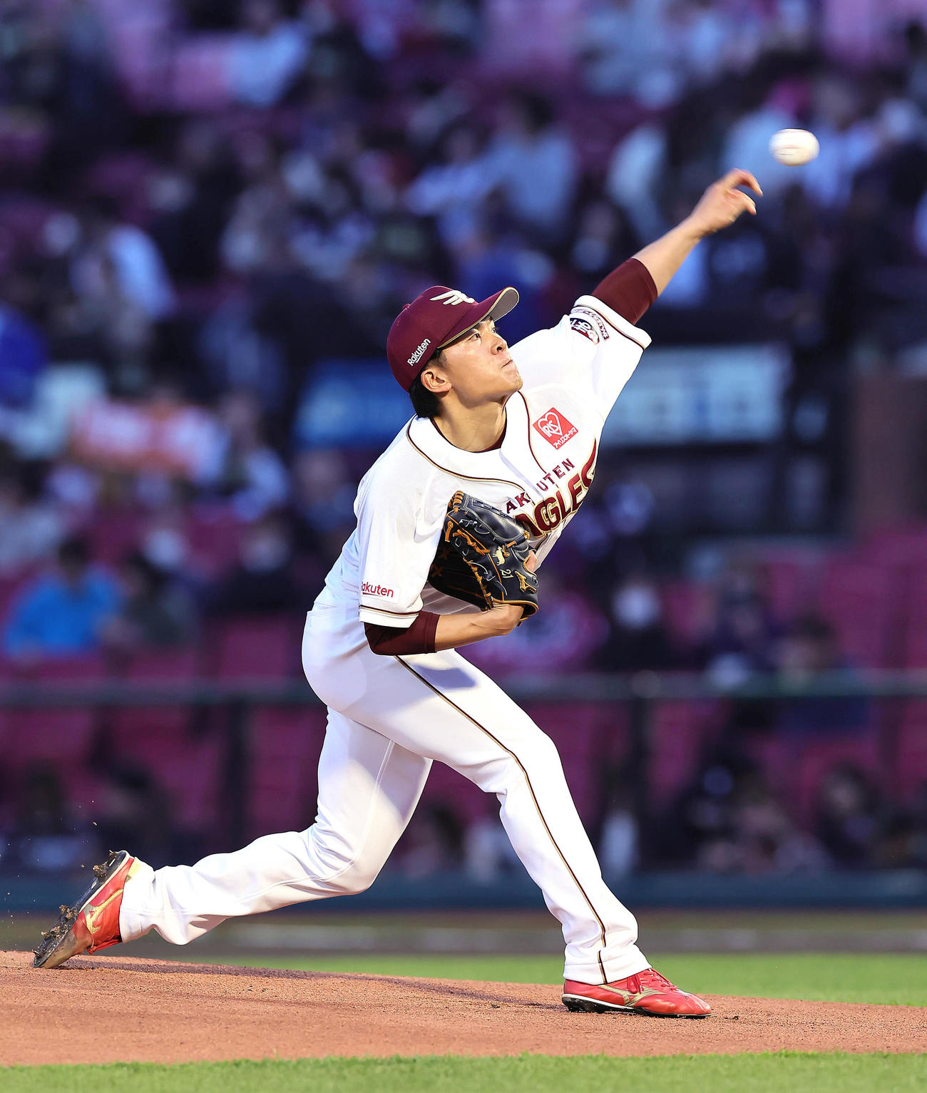 楽天対ロッテ　楽天先発の早川（撮影・足立雅史）