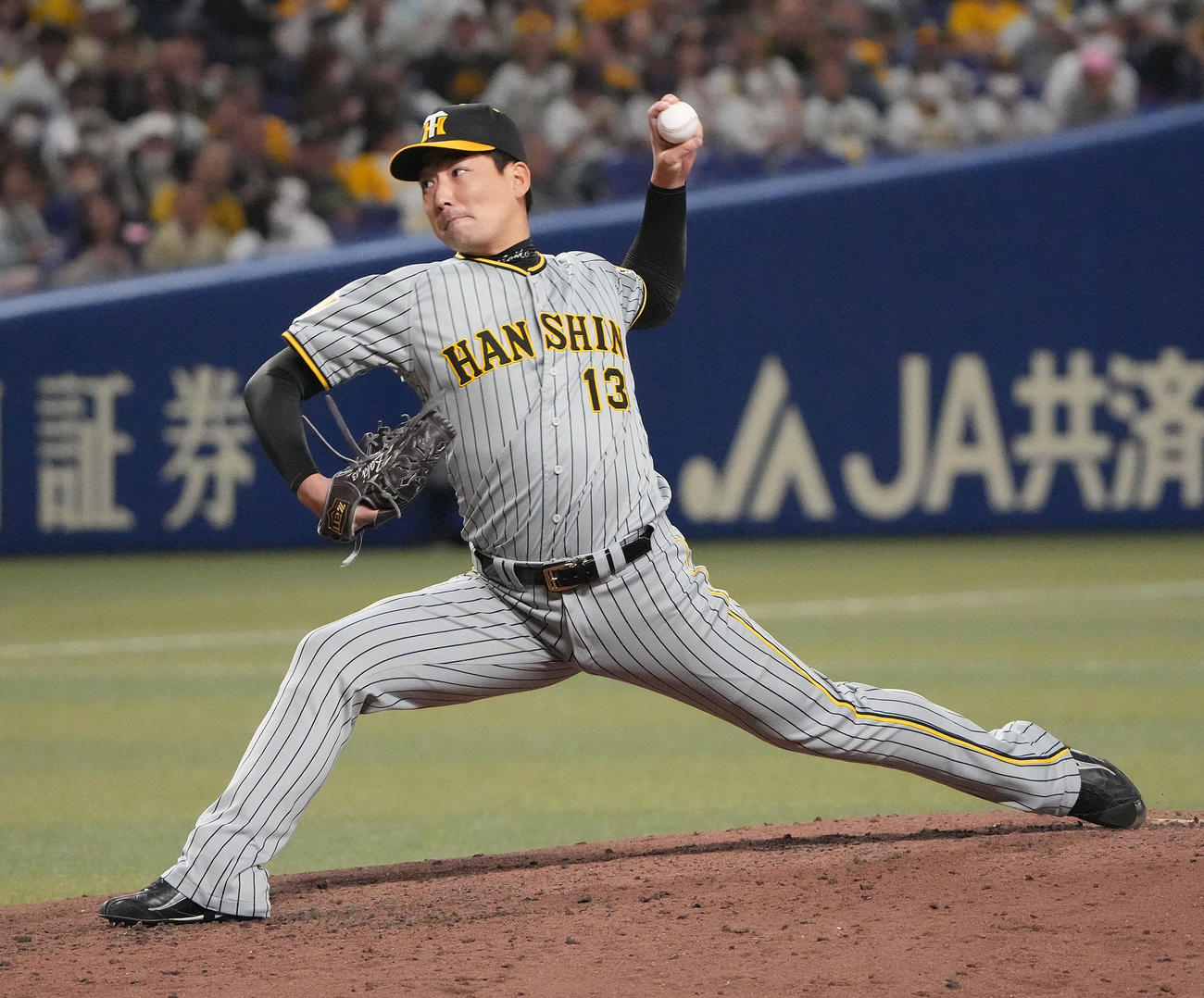 中日対阪神　10回裏、阪神4番手で登板する岩崎（撮影・森本幸一）