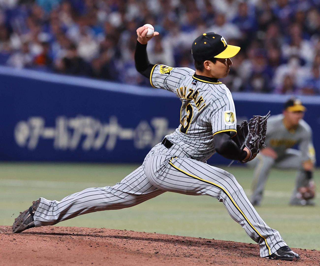 中日対阪神　阪神4番手の岩崎（撮影・上田博志）