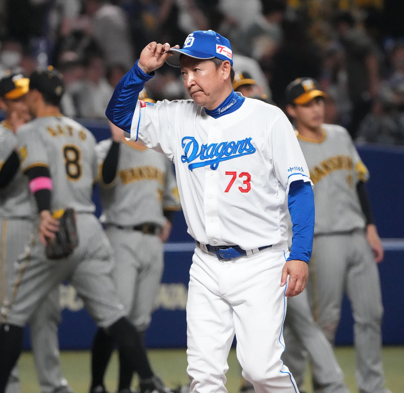 中日対阪神　試合終了、スタンドの観客にあいさつをする立浪監督（撮影・森本幸一）