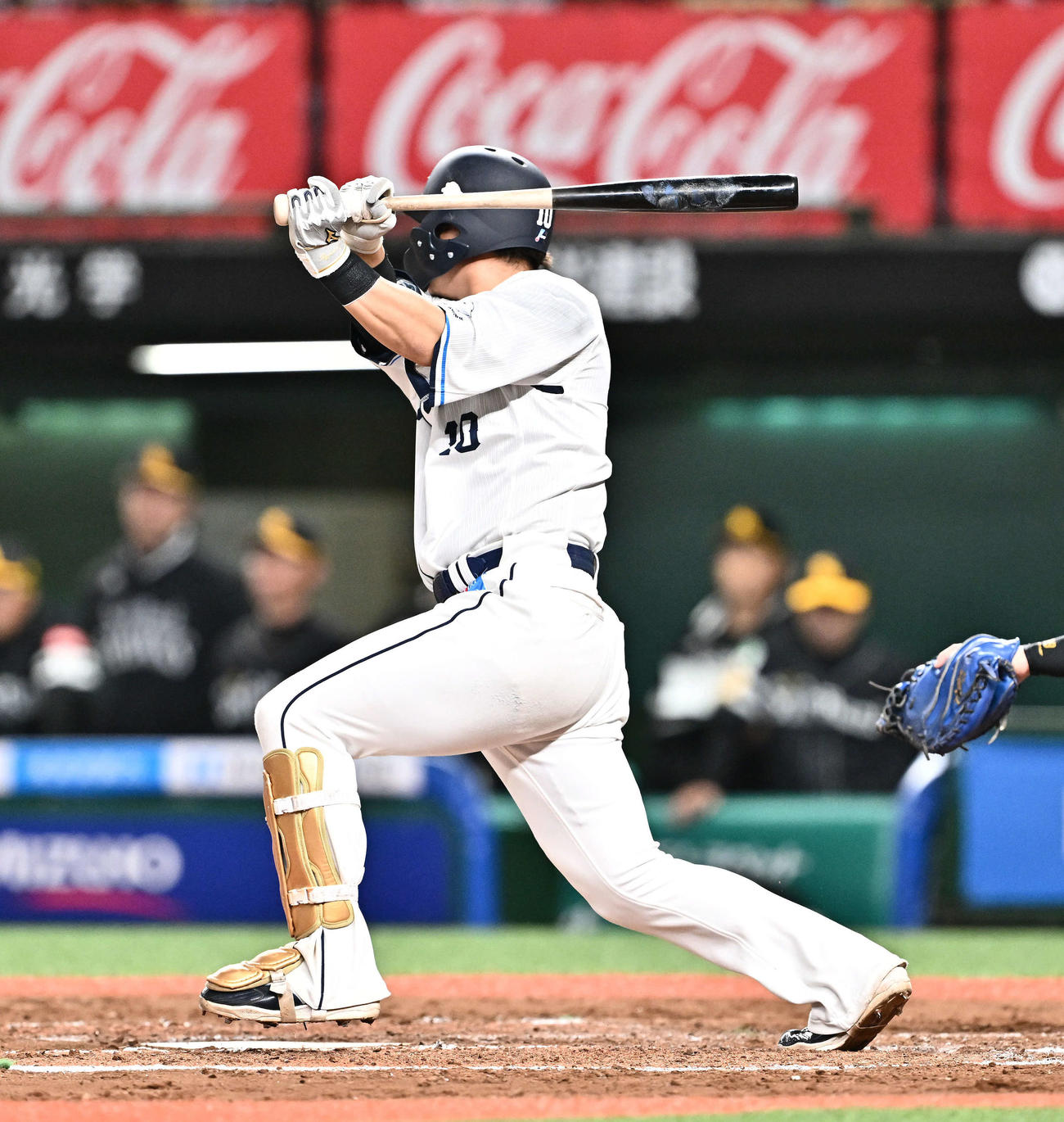 西対ソフトバンク　7回裏西武2死一、二塁、佐藤龍は先制右前適時打を放つ（撮影・滝沢徹郎）