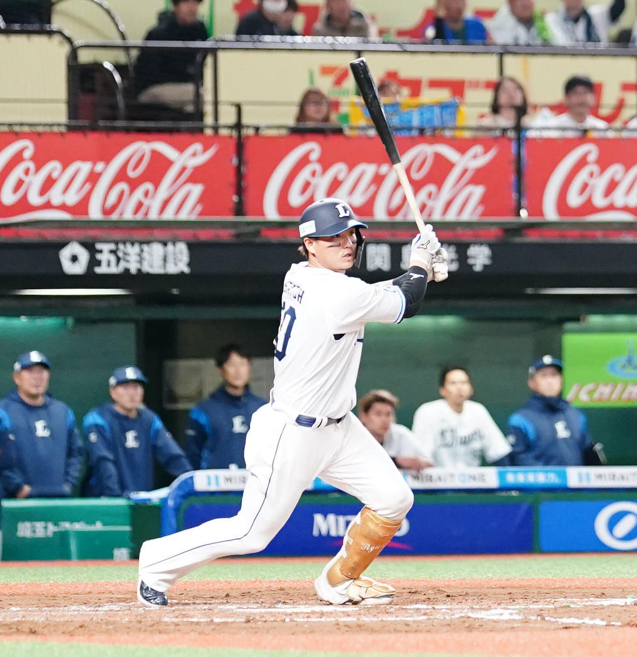 西武対ソフトバンク　7回裏西武2死一、二塁、先制適時二塁打を放つ佐藤龍（撮影・江口和貴）