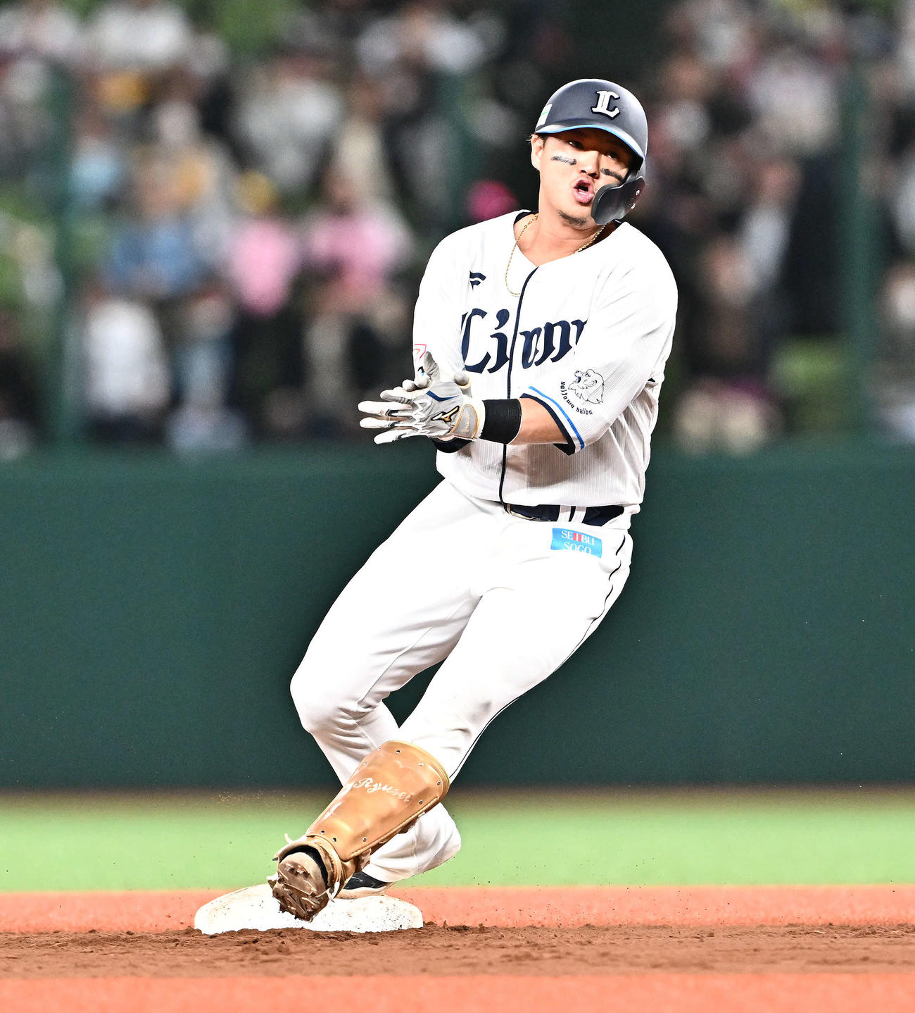 西対ソフトバンク　7回裏西武2死一、二塁、佐藤龍（右）は先制右前適時打を放ち手をたたいて喜ぶ（撮影・滝沢徹郎）