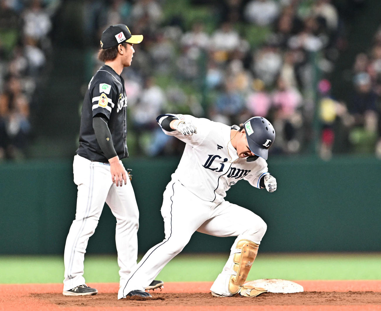 西対ソフトバンク　7回裏西武2死一、二塁、佐藤龍（右）は先制右前適時打を放ちガッツポーズする。遊撃手今宮（撮影・滝沢徹郎）