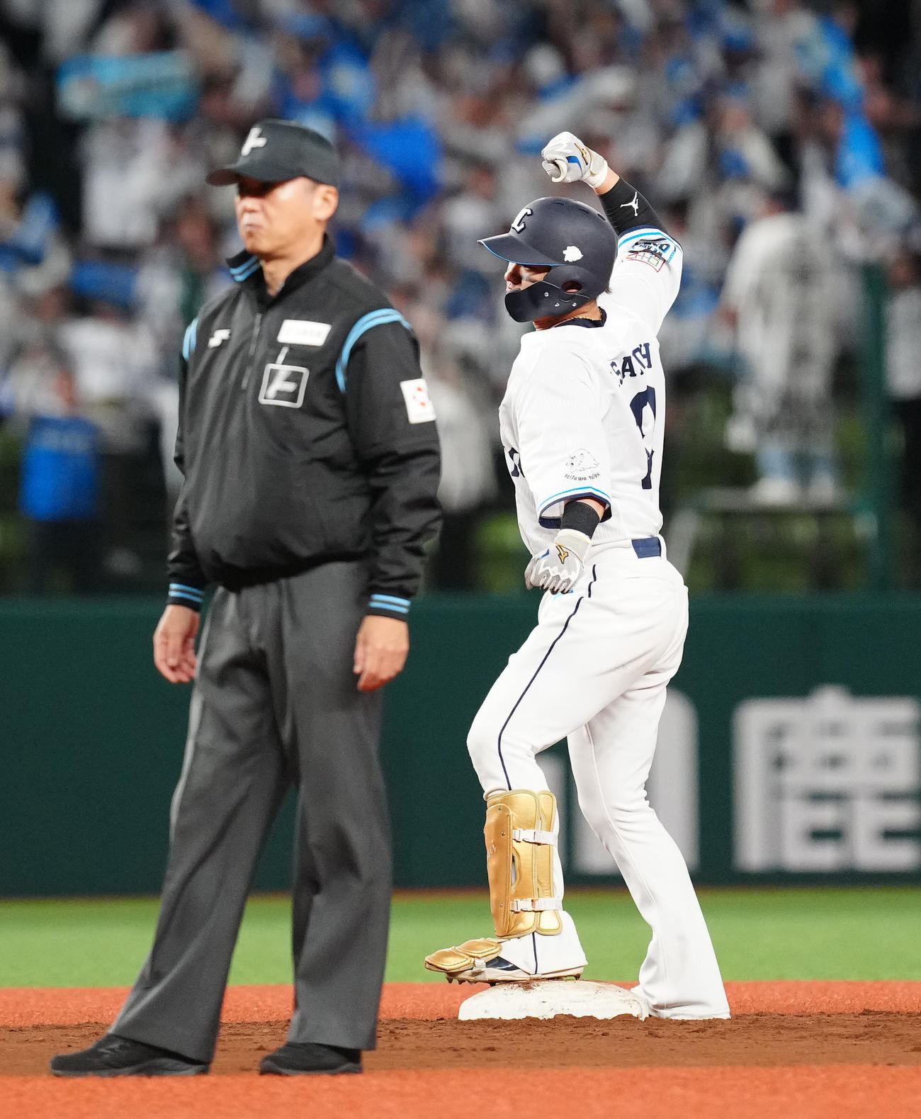 西武対ソフトバンク　7回裏西武2死一、二塁、先制適時二塁打を放ちガッツポーズの佐藤龍（撮影・江口和貴）