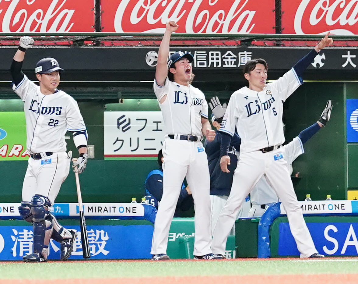 西武対ソフトバンク　7回裏西武2死一、二塁、佐藤龍が先制適時二塁打を放ちガッツポーズの今井（中央）（撮影・江口和貴）
