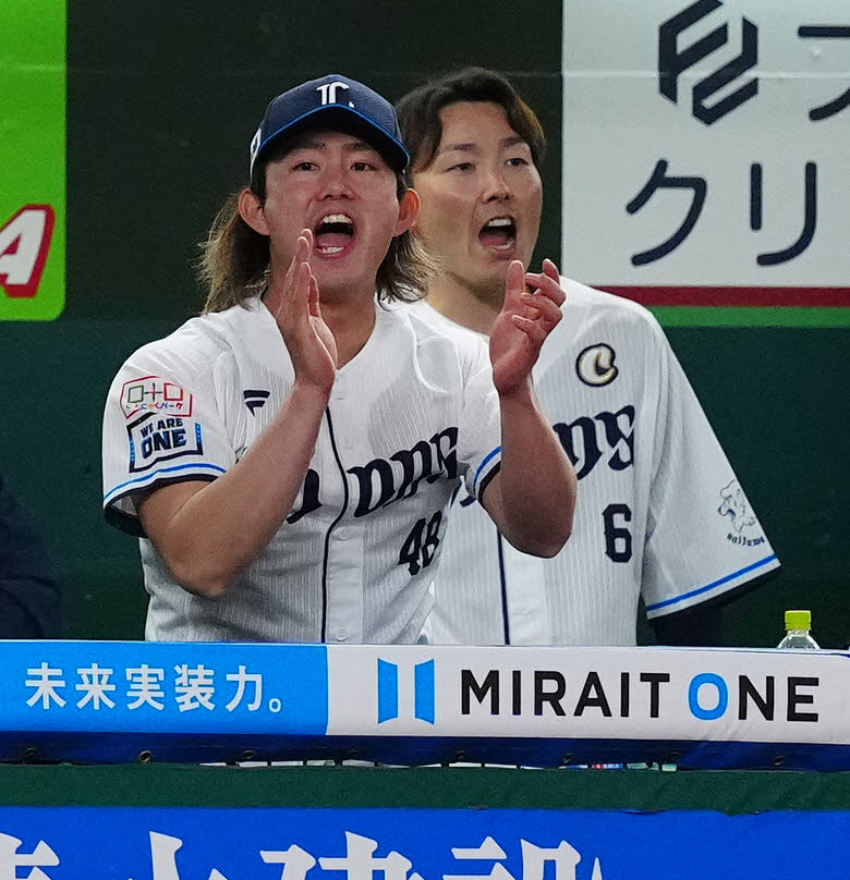 西武対ソフトバンク　7回裏、ベンチから声を出す西武今井（左）と源田（撮影・江口和貴）