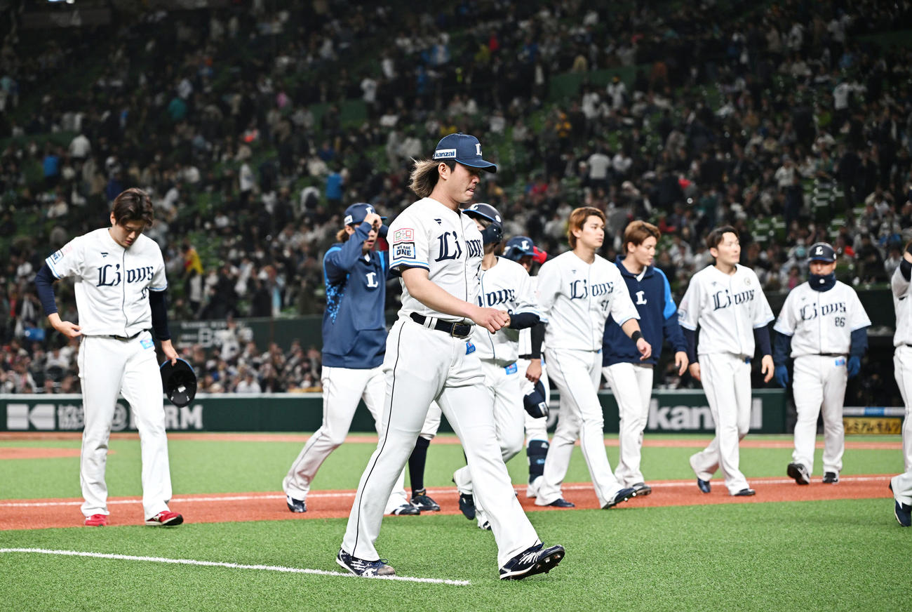 西対ソフトバンク　試合に敗れ引き揚げる西武今井（手前）ら選手たち（撮影・滝沢徹郎）