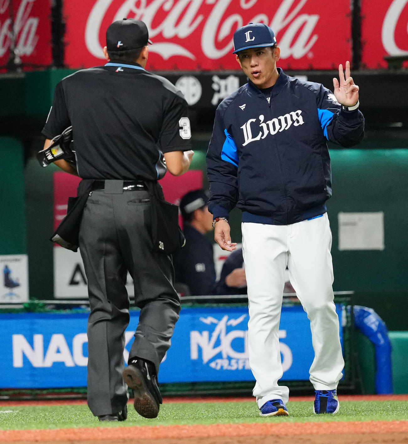 西武対ソフトバンク　9回表開始前、選手交代を告げる西武松井監督（撮影・江口和貴）