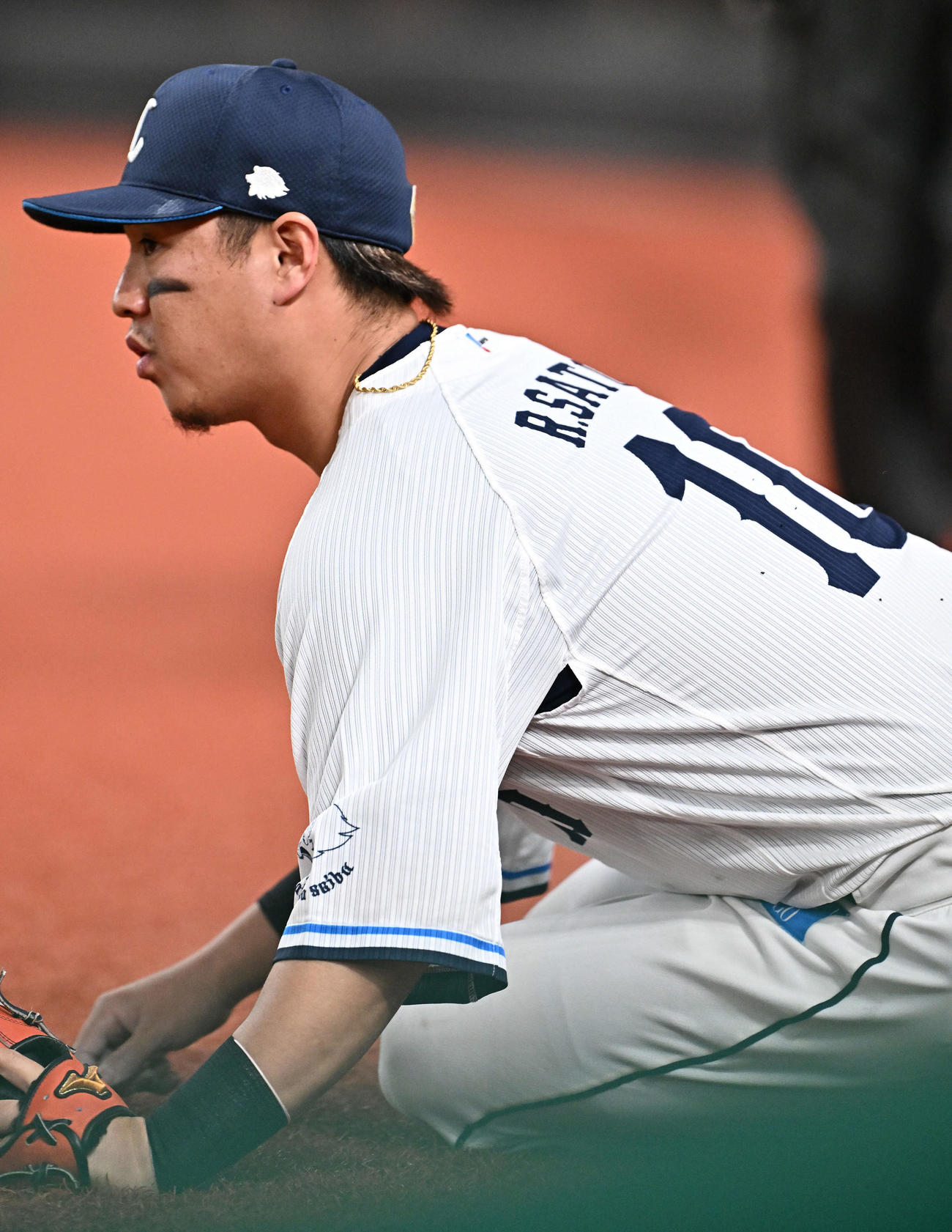 西武対ソフトバンク　4回表ソフトバンク無死、柳田の三邪飛を好捕した佐藤龍（撮影・滝沢徹郎）