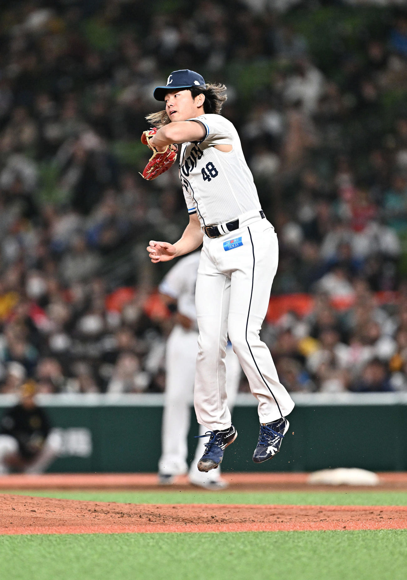 西武対ソフトバンク　6回表ソフトバンク2死一塁、中村晃の遊ゴロの打球に反応する今井（撮影・滝沢徹郎）