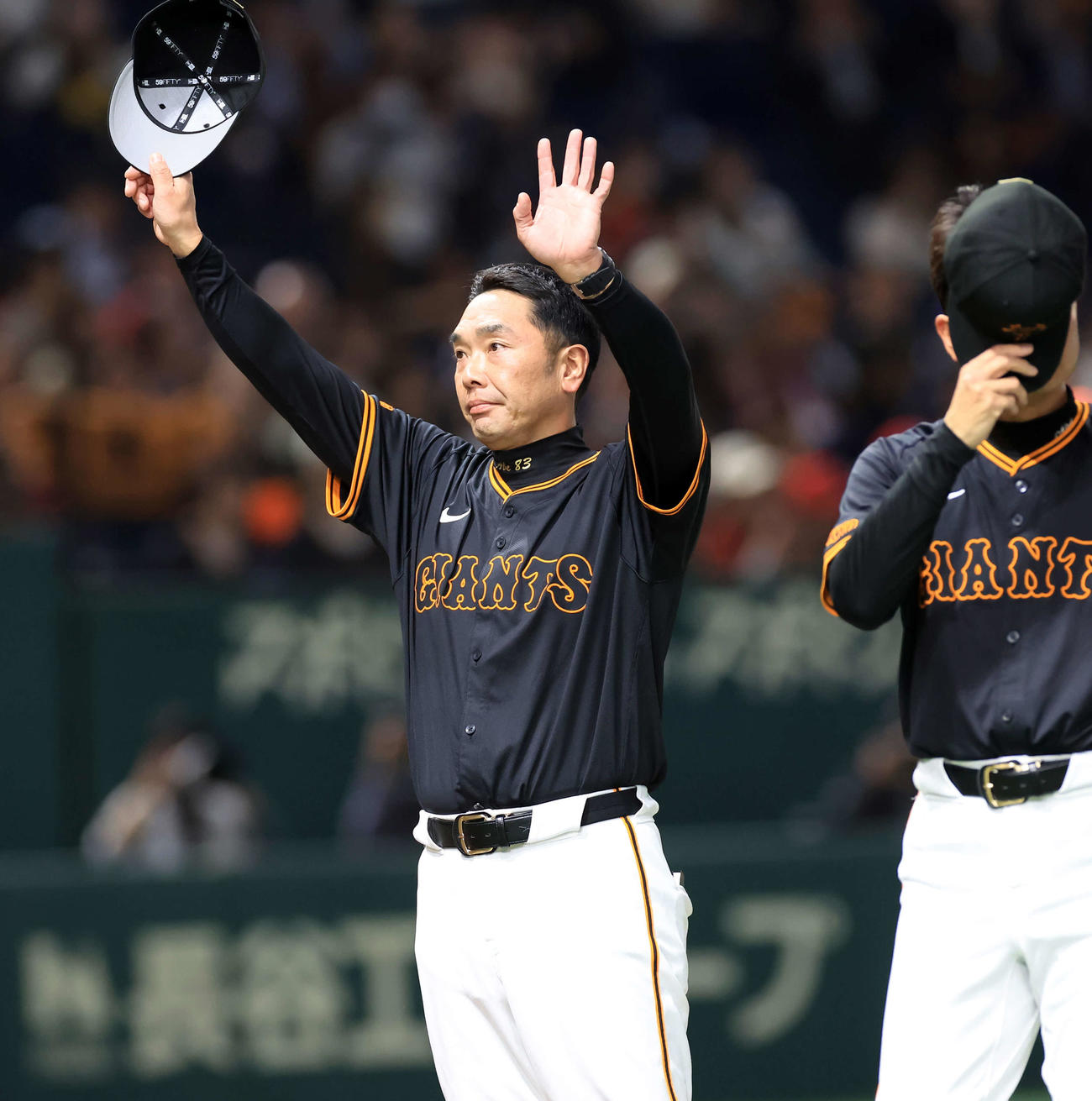 巨人対広島　逆転勝ちし、スタンドに手を振る巨人阿部監督（撮影・浅見桂子）