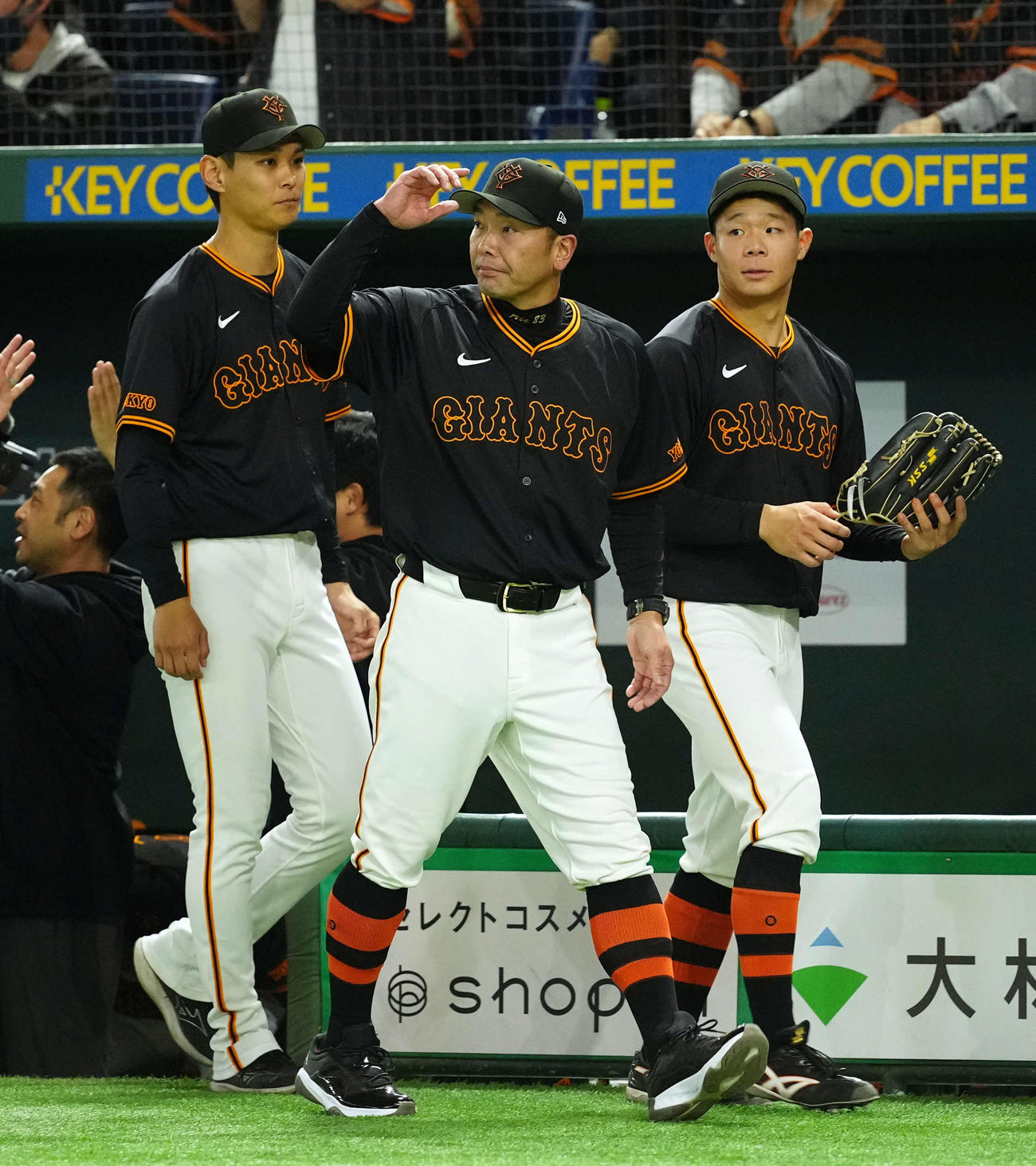 巨人対広島　広島に勝利しファンの声援に応える巨人阿部監督（撮影・たえ見朱実）