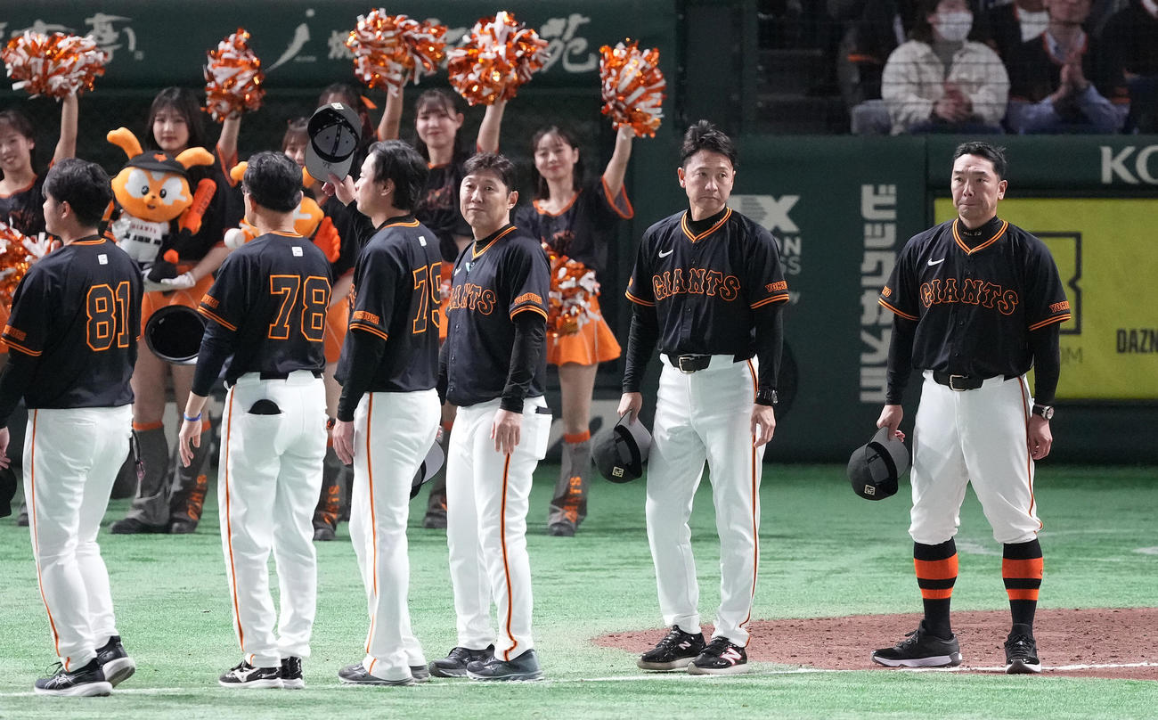 巨人対広島　広島に勝利しファンの声援を受ける巨人阿部監督（右）（撮影・鈴木みどり）