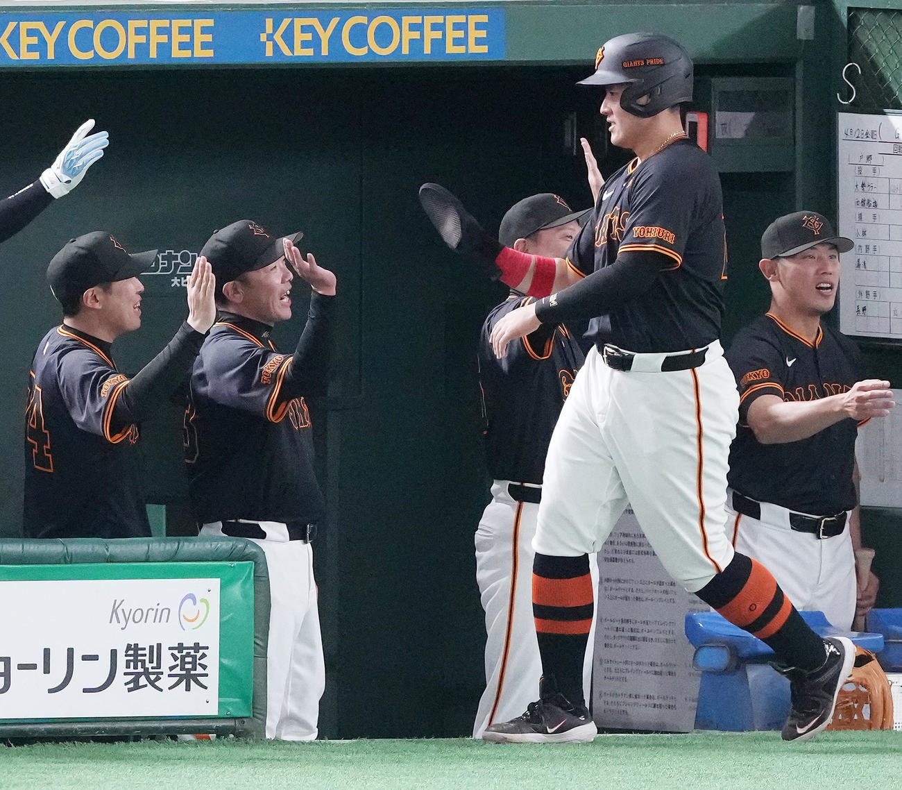 巨人対広島　6回裏巨人2死満塁、オコエの中2点適時打で生還した岡本和（右から2人目）を迎える阿部監督（左から2人目）（撮影・鈴木みどり）