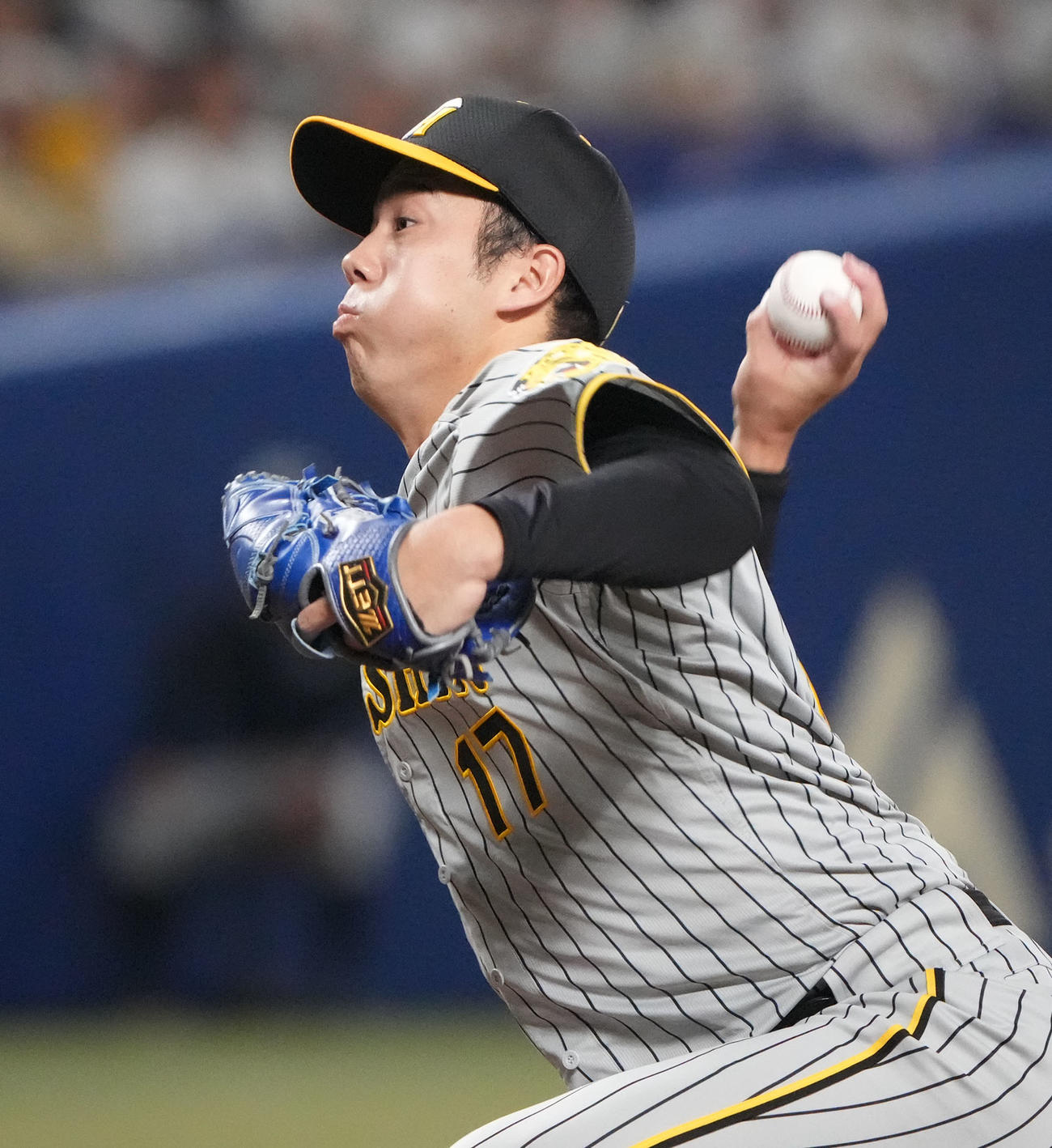 中日対阪神　1回裏、登板する阪神先発の青柳（撮影・森本幸一）