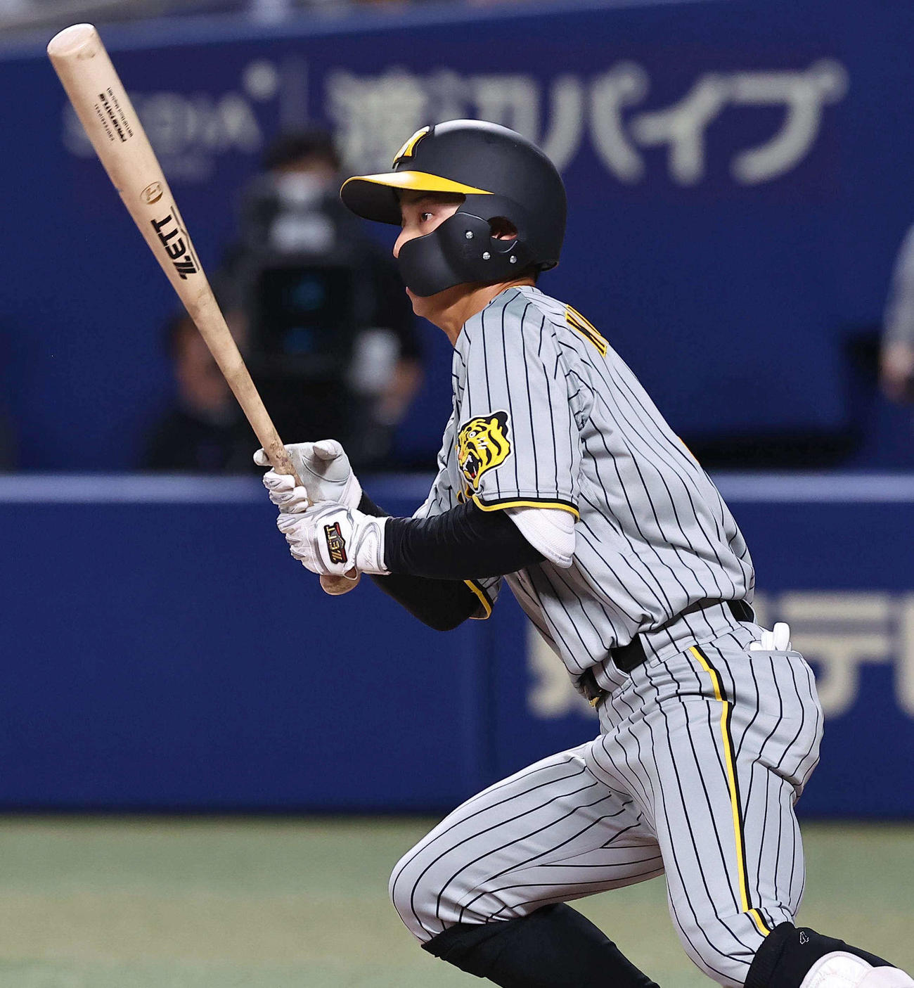 中日対阪神　12回表阪神1死、熊谷は左前打を放つ（撮影・上田博志）