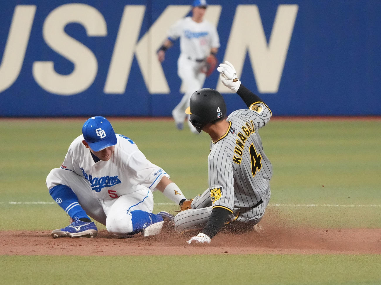 中日対阪神　12回表阪神1死一塁、盗塁成功する熊谷（右）ベースカバーは村松（撮影・森本幸一）