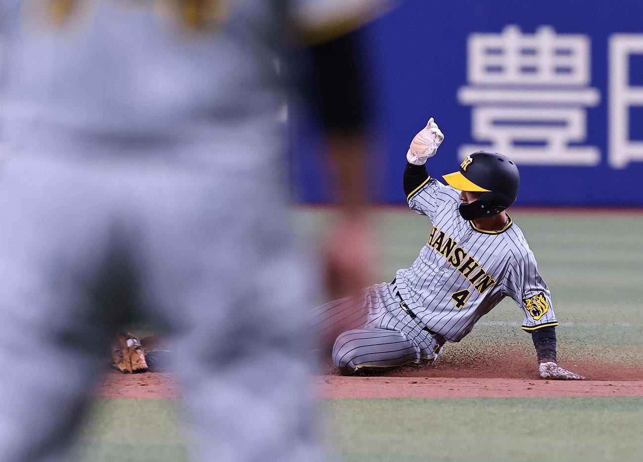 中日対阪神　12回表阪神1死一塁、熊谷は二盗に成功する。立浪監督のリクエストも判定は覆らず（撮影・上田博志）