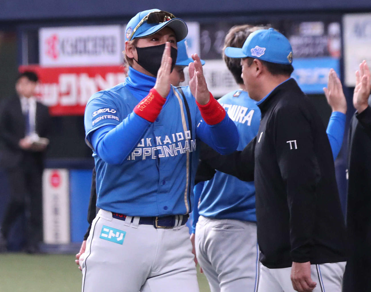 オリックス対日本ハム　オリックスに勝利し、ファンに向け拍手する新庄監督（撮影・西尾就之）