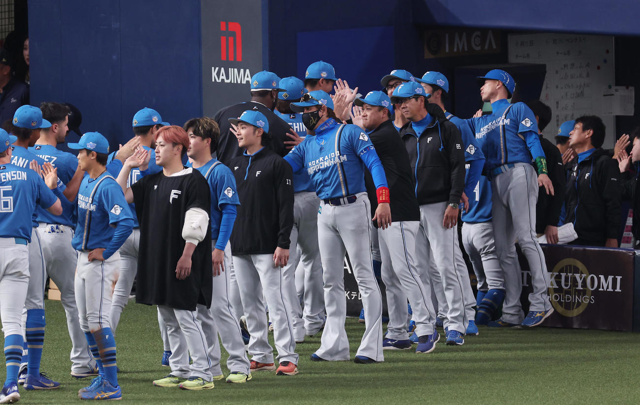 オリックス対日本ハム　オリックスに勝利し、タッチでナインを迎える日本ハム新庄監督（中央）（撮影・前田充）