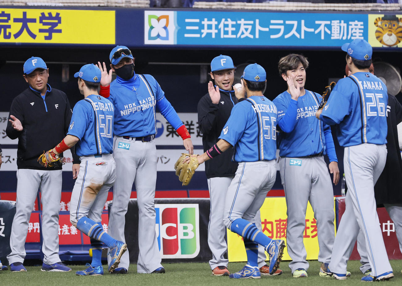 オリックス対日本ハム　オリックスに勝利し、勝利球を受け取る日本ハム伊藤（中央）。左から3人目は新庄監督（撮影・藤尾明華）