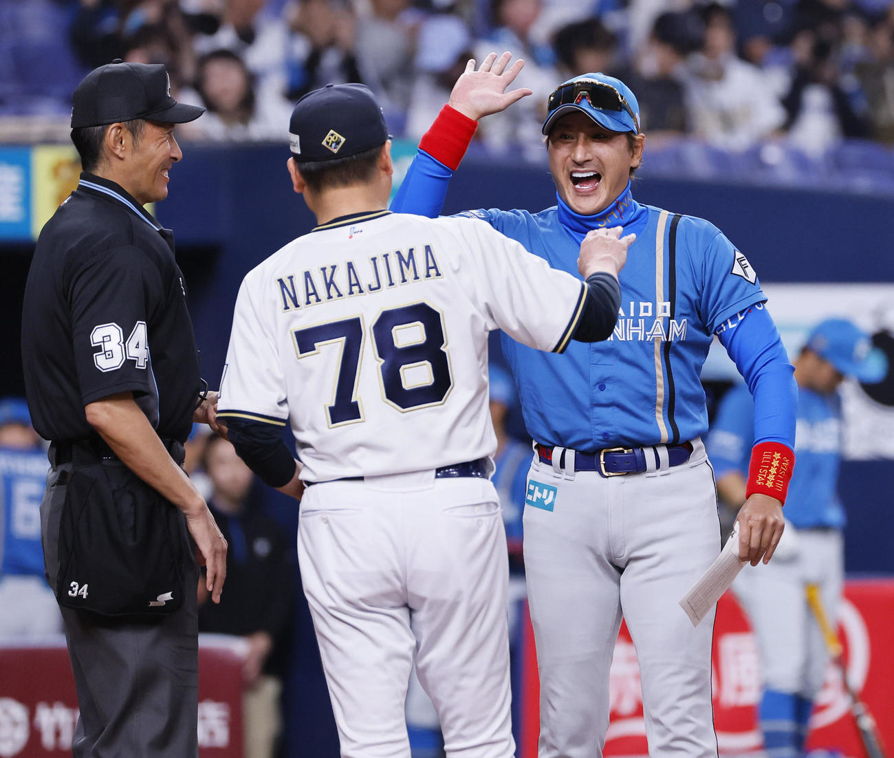 オリックス対日本ハム　ハイタッチでオリックス中嶋監督を迎える日本ハム新庄監督（撮影・藤尾明華）
