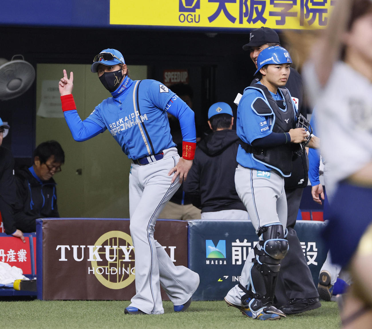 オリックス対日本ハム　8回、小交代を告げポーズをとる日本ハム新庄監督（撮影・藤尾明華）