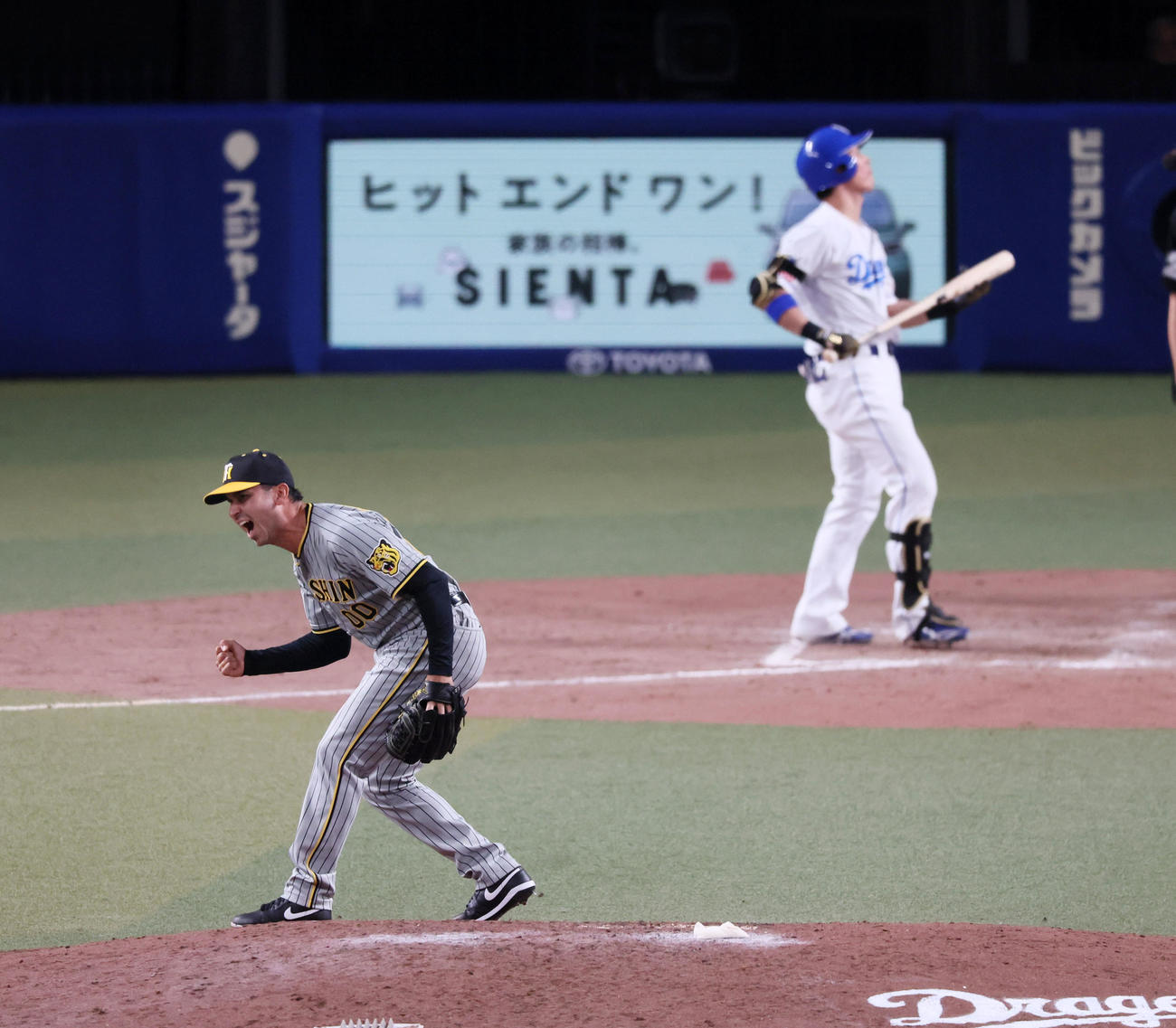 中日対阪神　9回裏中日2死、ゲラは後藤を三振に仕留めマウンドでガッツポーズを見せる（撮影・加藤哉）