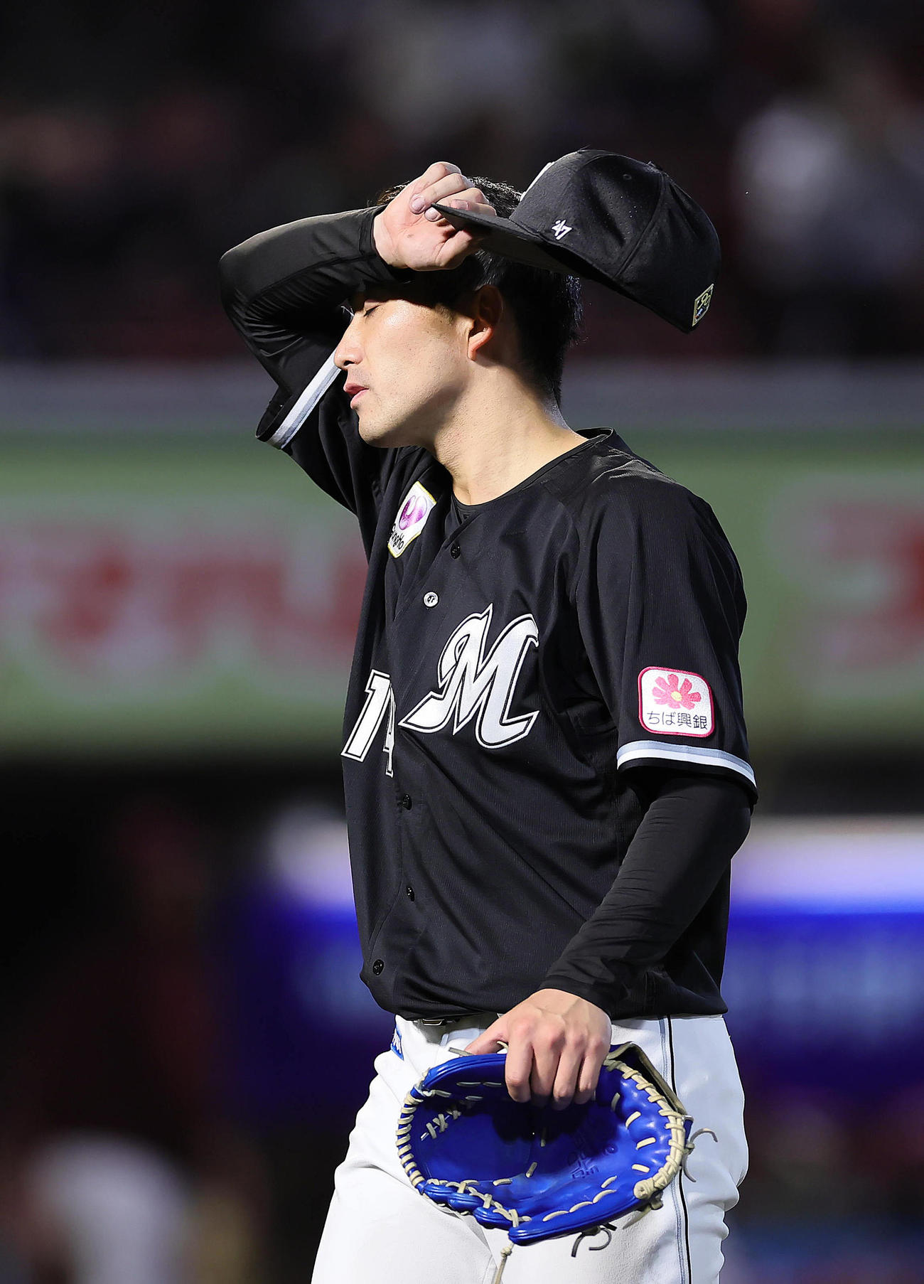 楽天対ロッテ　5回、勝ち越しを許し、渋い顔でベンチに戻る小島（撮影・足立雅史）