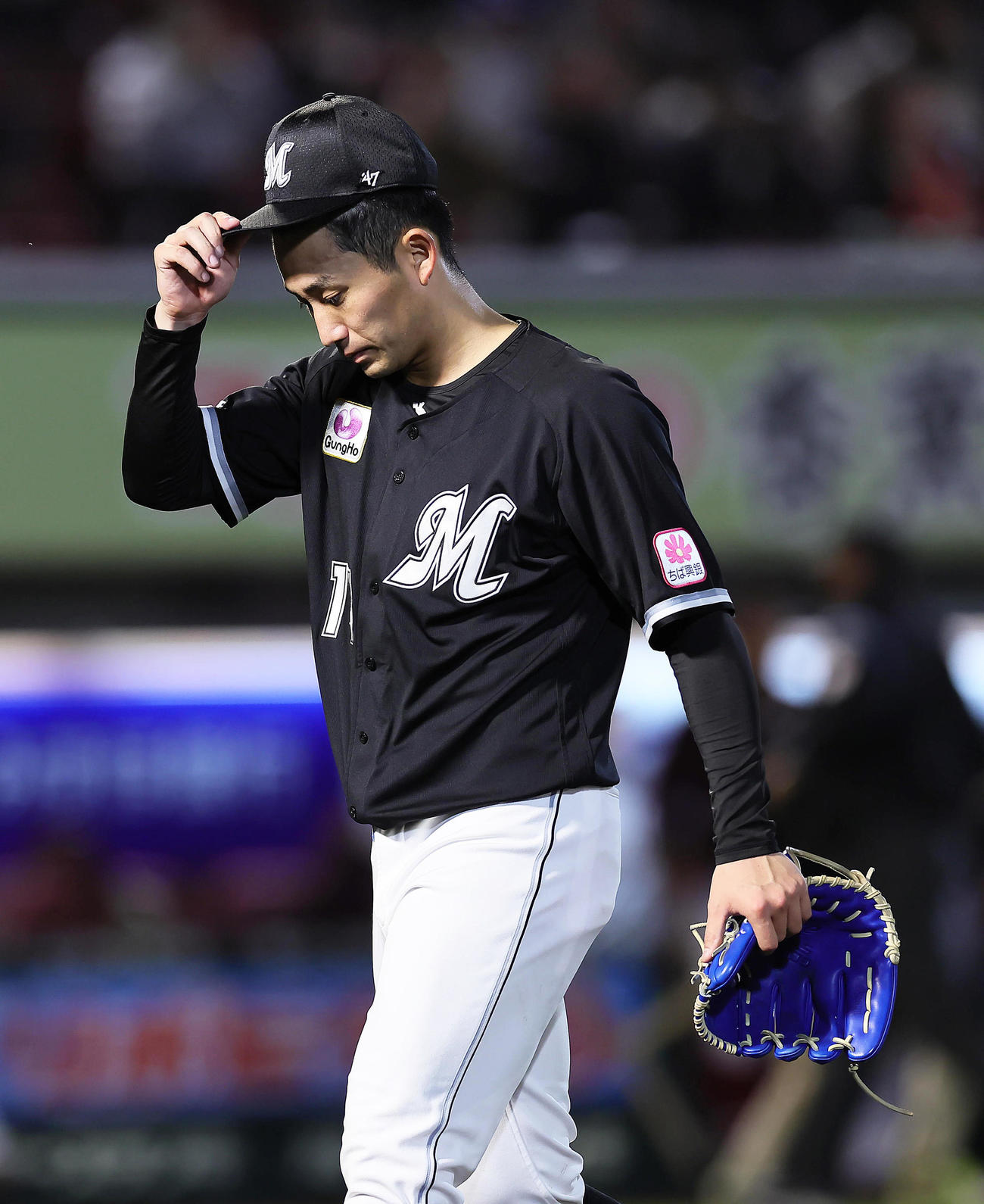 楽天対ロッテ　5回、勝ち越しを許し、渋い顔でベンチに戻る小島（撮影・足立雅史）
