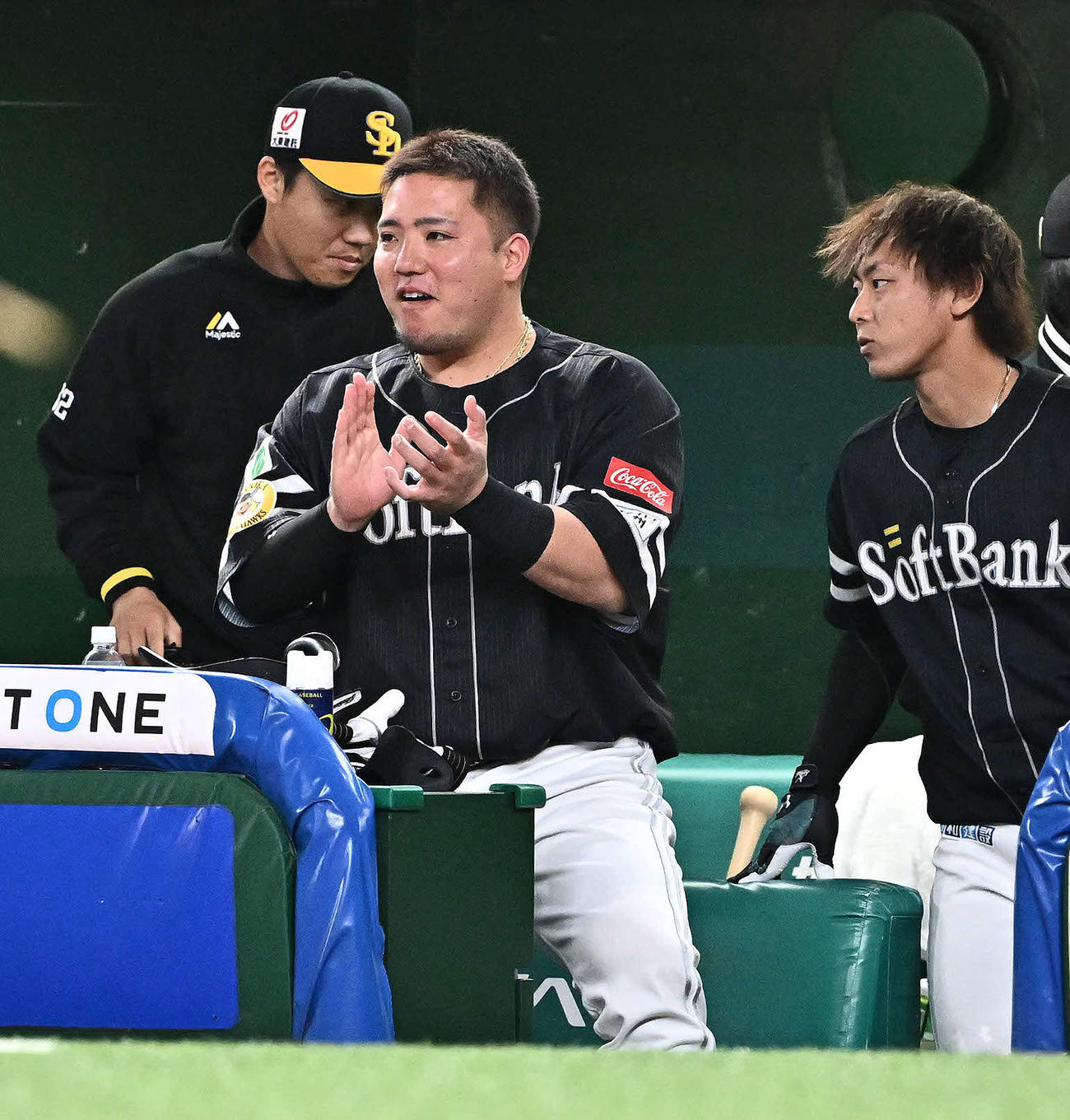 西武対ソフトバンク　ベンチからチームメートに拍手を送るソフトバンク山川（中央）（撮影・滝沢徹郎）