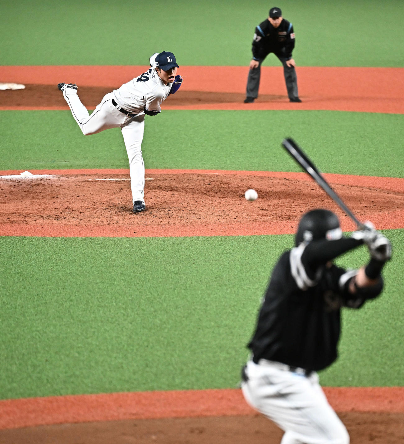 西対ソフトバンク　8回表ソフトバンク1死二塁、山川に投球する甲斐野（撮影・滝沢徹郎）