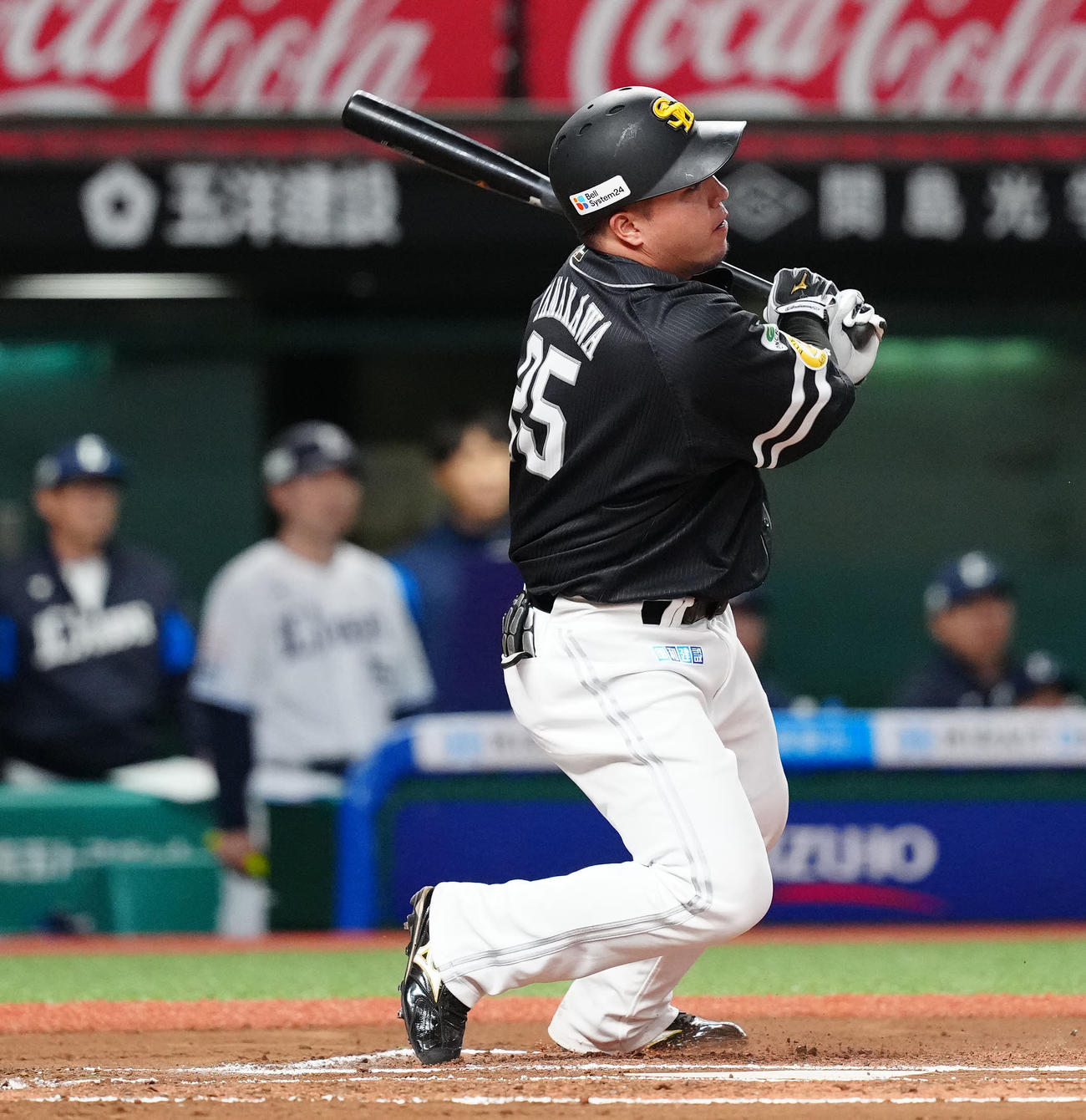 西武対ソフトバンク　6回表ソフトバンク1死、中前打を放つ山川（撮影・江口和貴）