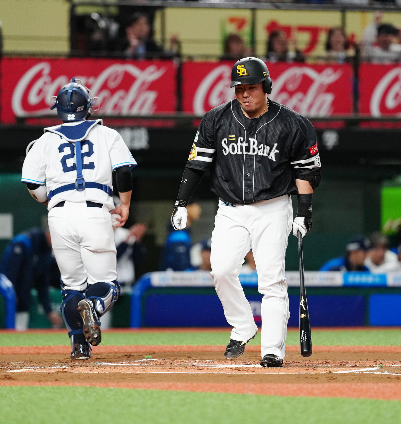 西武対ソフトバンク　1回表ソフトバンク2死三塁、空振り三振に倒れベンチに引き揚げる山川（撮影・江口和貴）