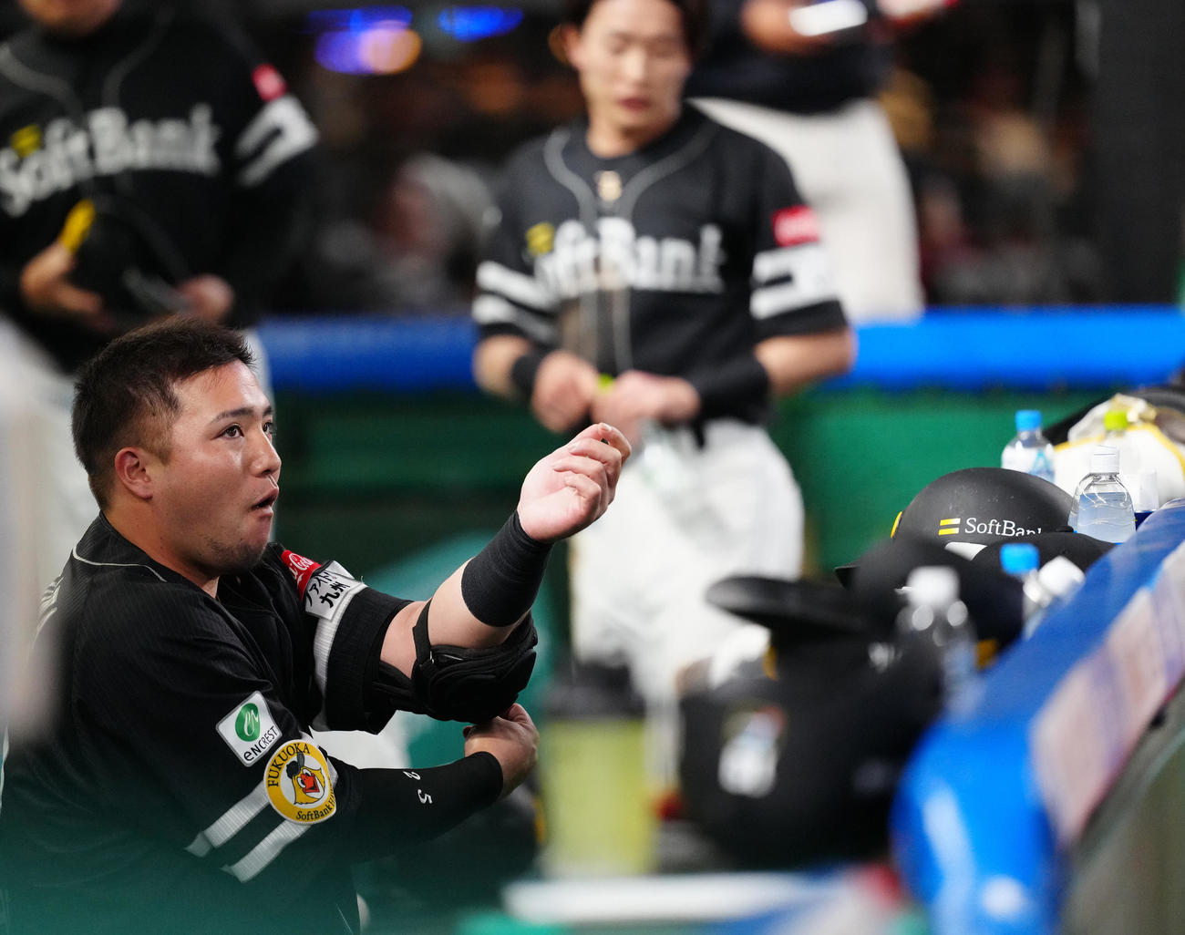 西武対ソフトバンク　1回表ソフトバンク2死三塁、空振り三振に倒れベンチに引き揚げた山川（撮影・江口和貴）