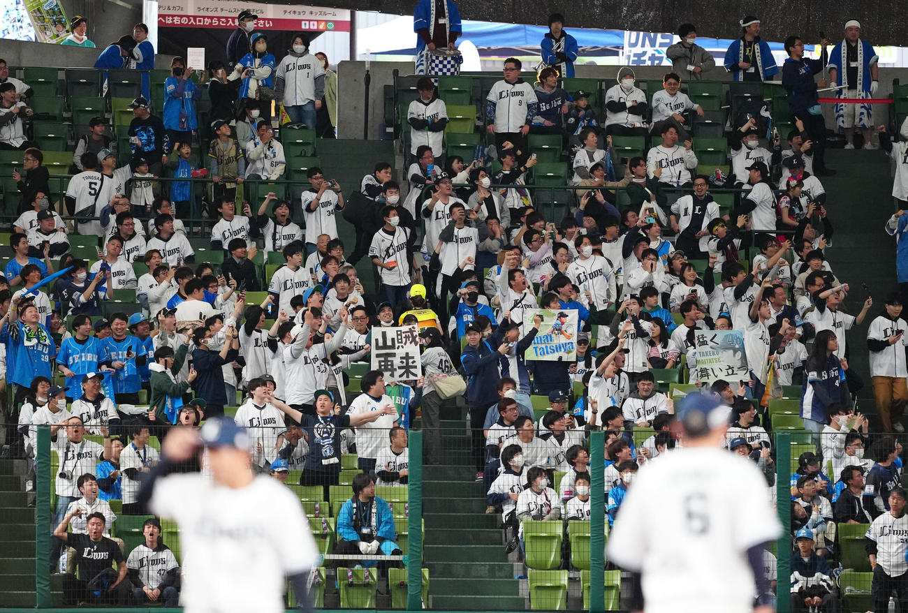西武対ソフトバンク　試合前、ソフトバンク山川の選手紹介でブーイングする左翼席の西武ファン（撮影・江口和貴）