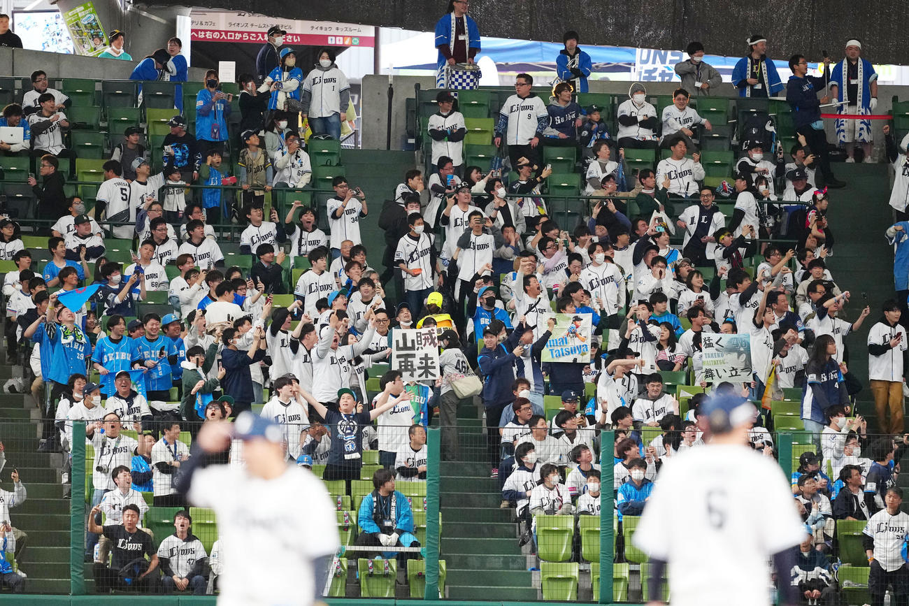 西武対ソフトバンク　試合前、ソフトバンク山川の選手紹介でブーイングする左翼席の西武ファン（撮影・江口和貴）