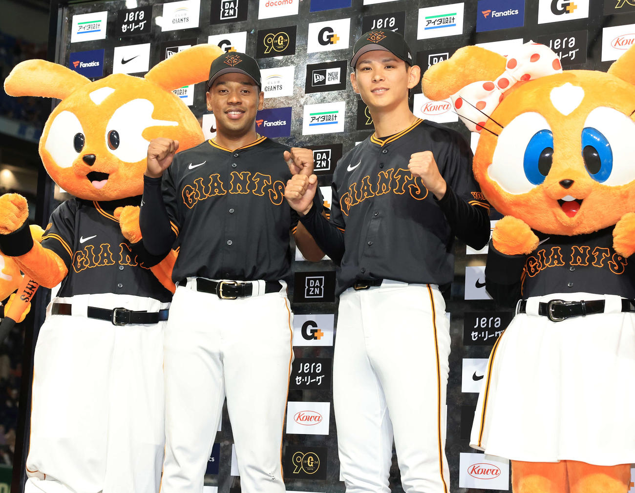 巨人対広島　移籍後初勝利の巨人泉（右）と逆転打のオコエは笑顔で記念撮影（撮影・浅見桂子）