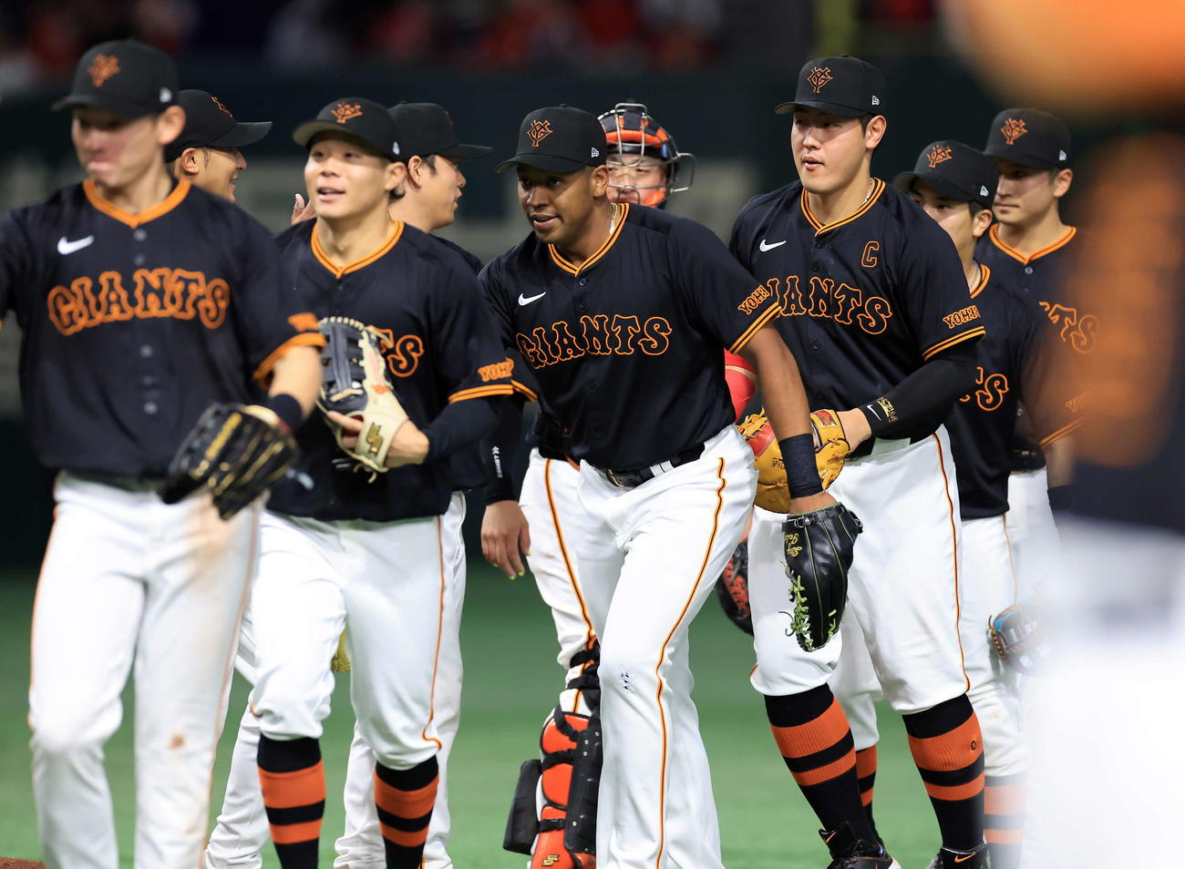 巨人対広島　逆転勝ちし、ハイタッチで喜び合うオコエ（中央）ら巨人の選手たち（撮影・浅見桂子）