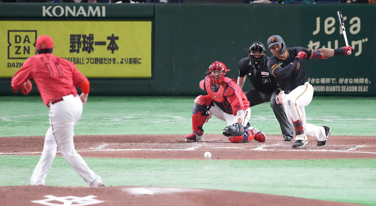 巨人対広島　6回裏巨人2死満塁、中2点適時打を放つオコエ。投手九里（撮影・鈴木みどり）