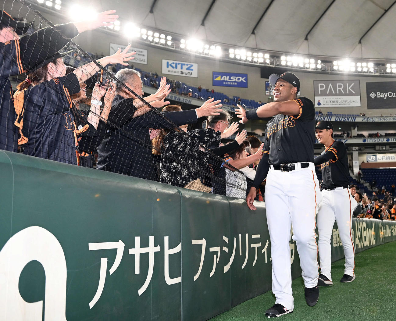 巨人対広島　広島に勝利し笑顔でファンとハイタッチをする巨人オコエ（手前）と泉（撮影・たえ見朱実）