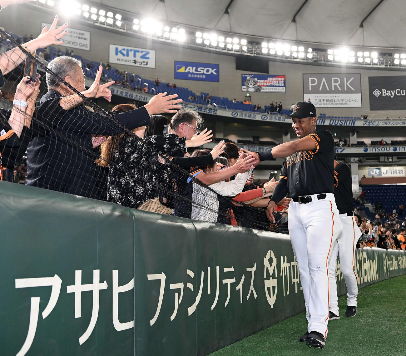 巨人対広島　広島に勝利し笑顔でファンとハイタッチをする巨人オコエ（撮影・たえ見朱実）