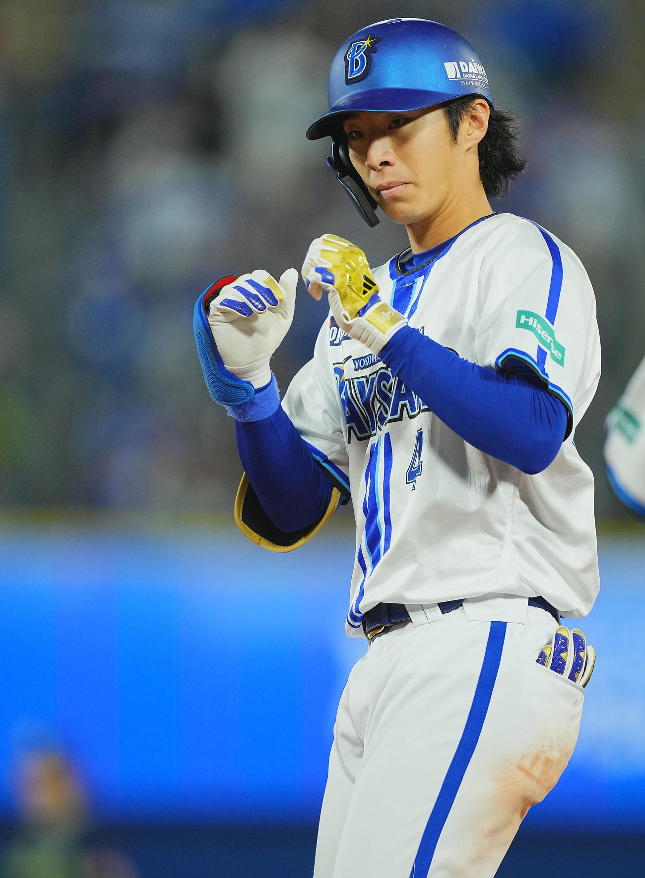 DeNA対ヤクルト　3回裏DeNA1死、左前打を放ちガッツポーズする度会（撮影・垰建太）