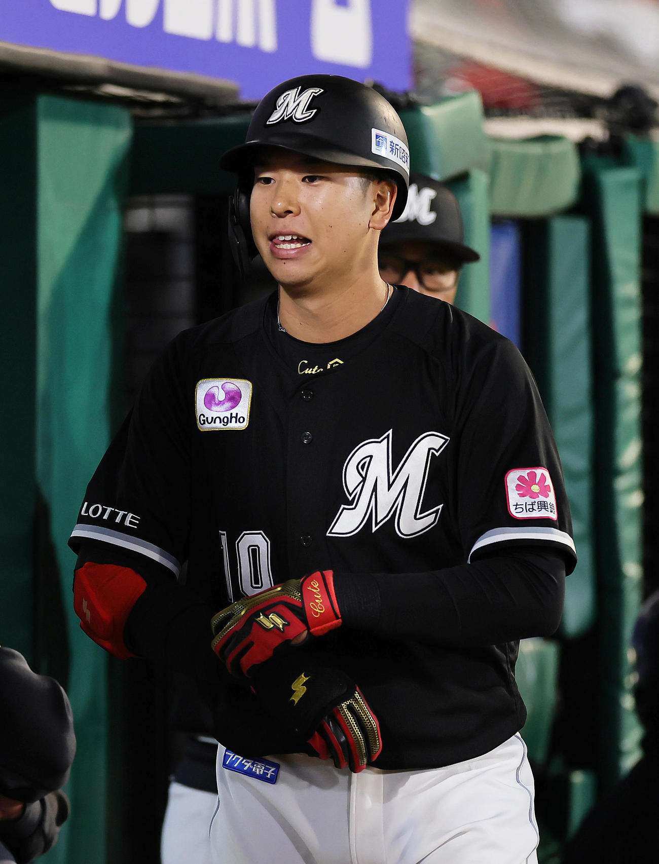 楽天対ロッテ　7回表ロッテ1死満塁、左犠飛を放った上田（撮影・足立雅史）
