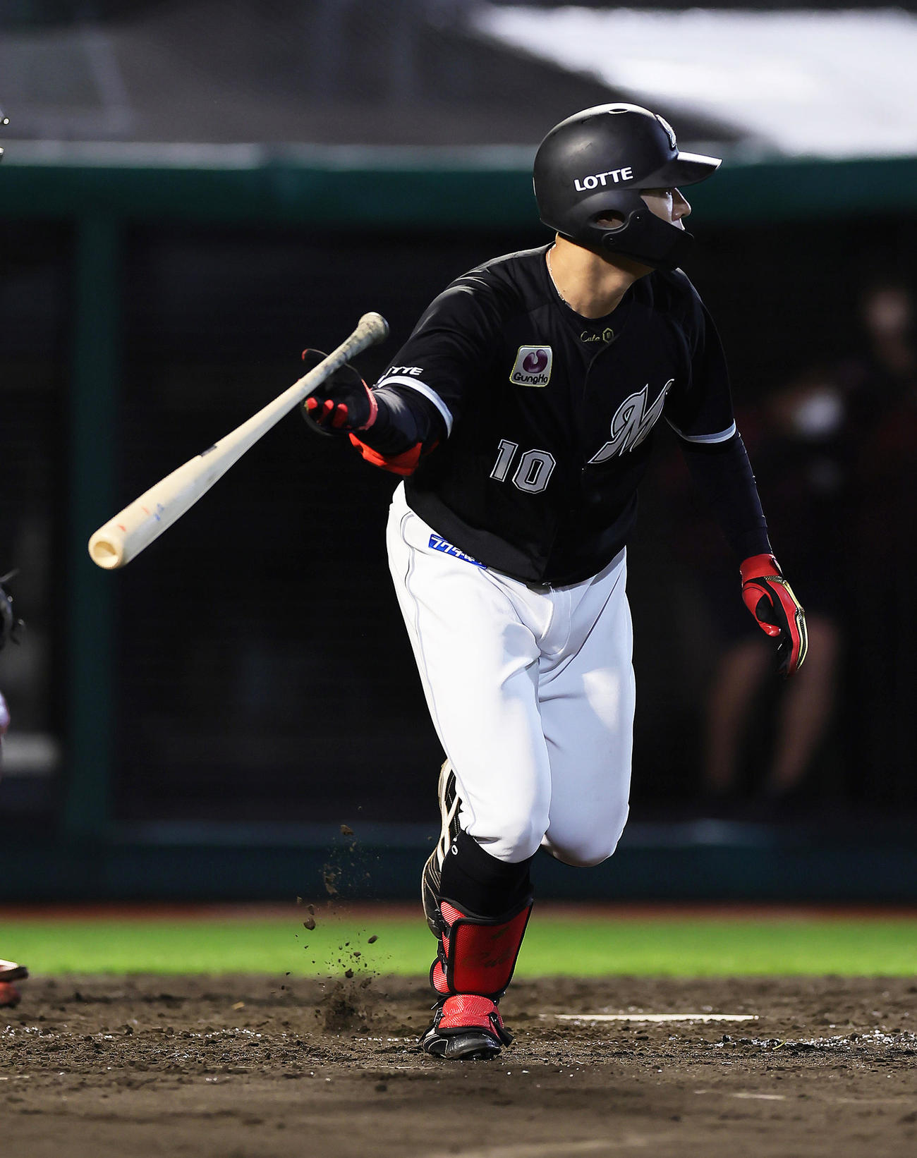 楽天対ロッテ　7回表ロッテ1死満塁、上田は左犠飛を放つ（撮影・足立雅史）