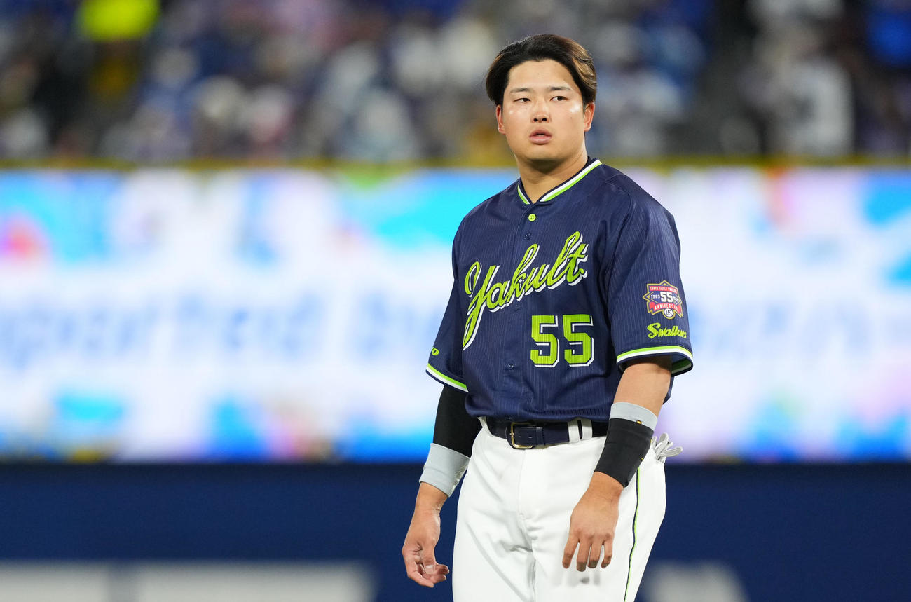 DeNA対ヤクルト　6回表ヤクルト2死三塁、左飛に終わる村上（撮影・横山健太）