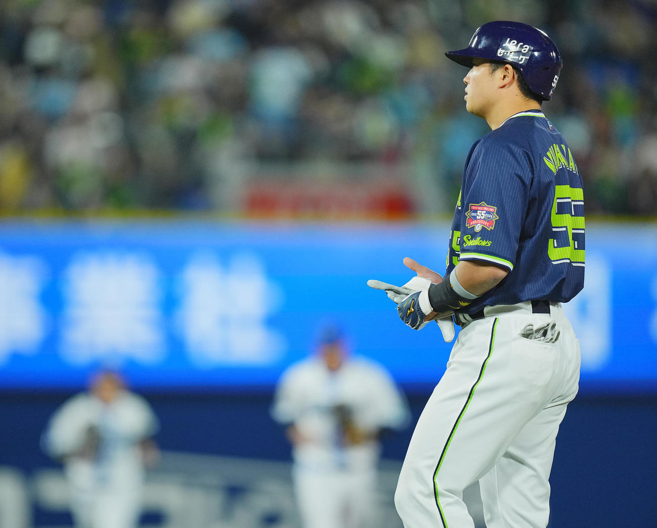 DeNA対ヤクルト　6回表ヤクルト2死三塁、左飛に倒れさえない表情の村上（撮影・垰建太）